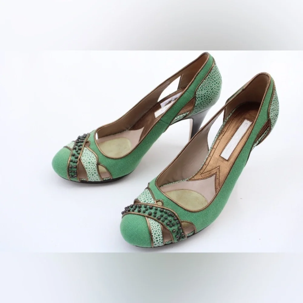 C. Label green with envy pumps
